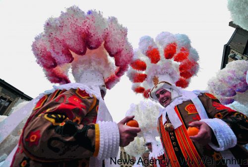 Le Gilles, personnages emblématiques du carnaval de Binche (c) News Agency - Wu Wei Xinhua