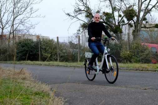 Adrien Lelièvre est l'ingénieur qui a conçu ce vélo électrique qui fonctionne sans batterie.