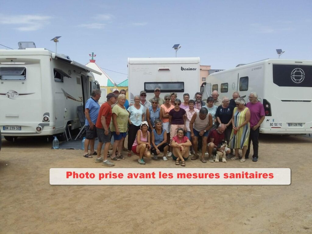14 équipages patientent sur le terrain d'une auberge à Chami en attendant la réouverture des frontières.