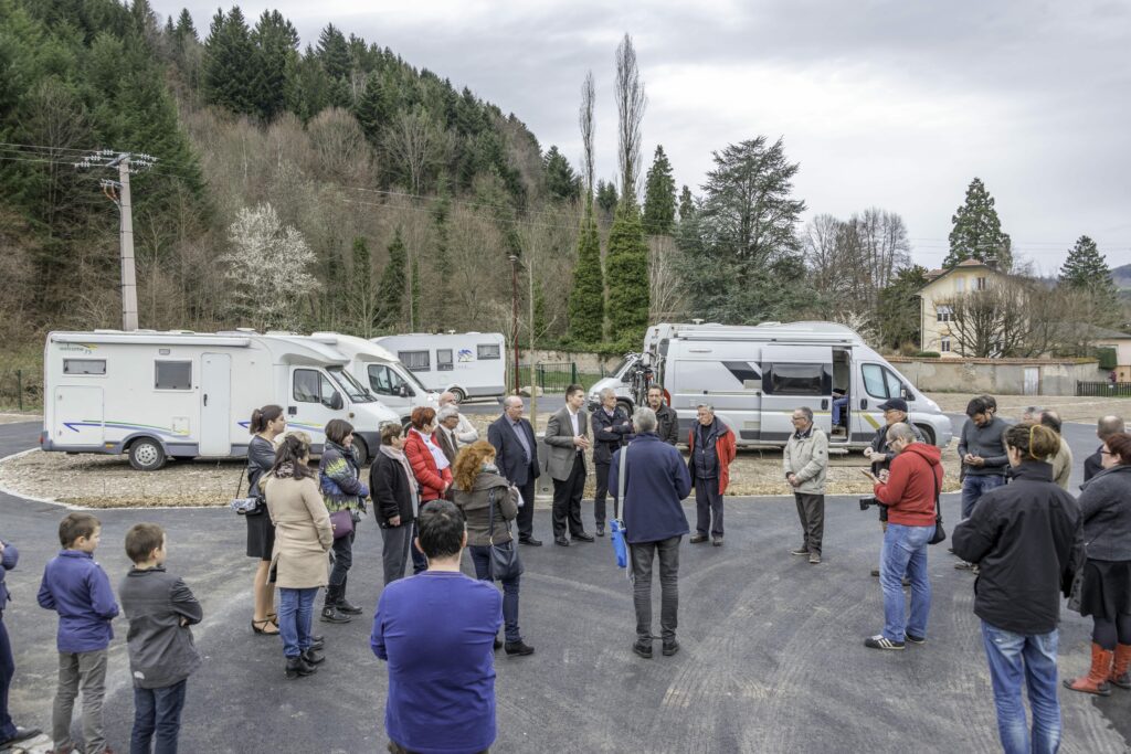 Avant de créer une aire d'accueil, les élus doivent se poser les bonnes questions. Le Conseil Accueil Camping-Car créée par la FFCC les oriente et leur apporte les bonnes réponses.