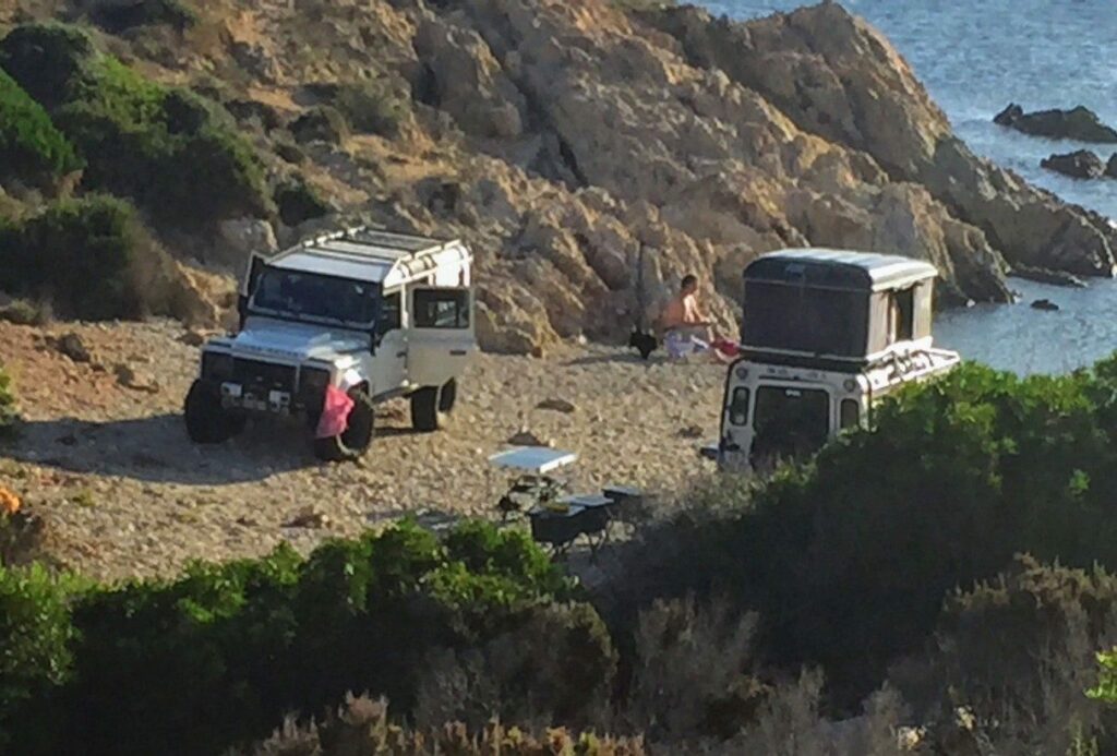 Cette photo légendée "La plage de l'Aghja à la Revellata très prisée des camping-cars" montre... deux 4x4. Cherchez l'erreur !
