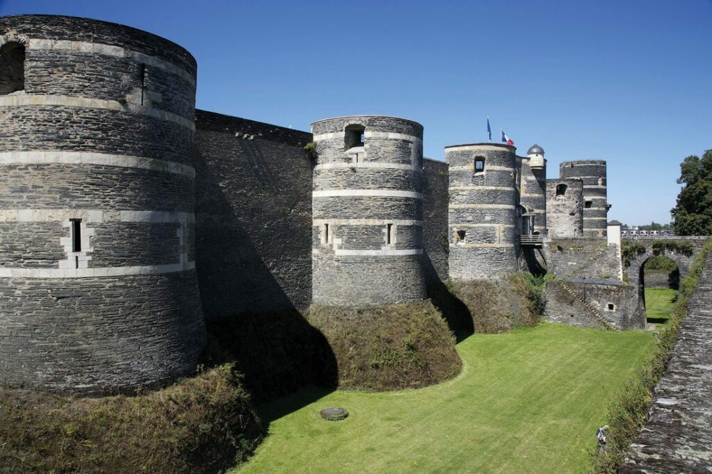 Château d'Angers, enceinte côté nord-est et porte de la Ville