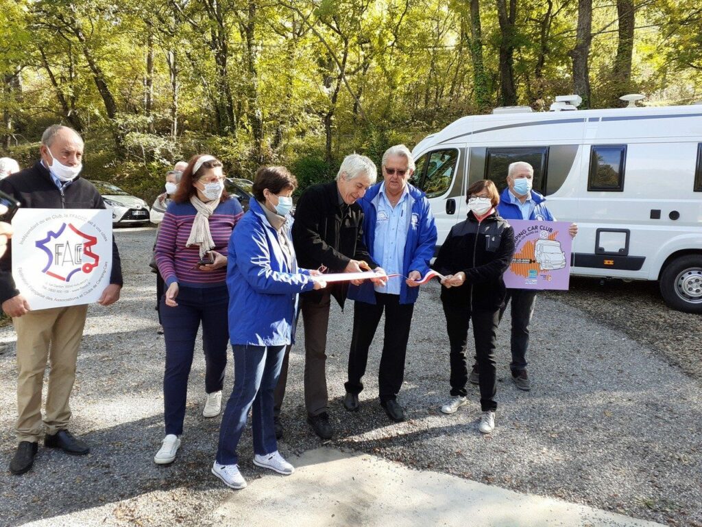 Denis Baille, le Maire de Thoard coupe le ruban en compagnie de ses adjoints et des membres du Camping-Car Club de Digne-les-Bains