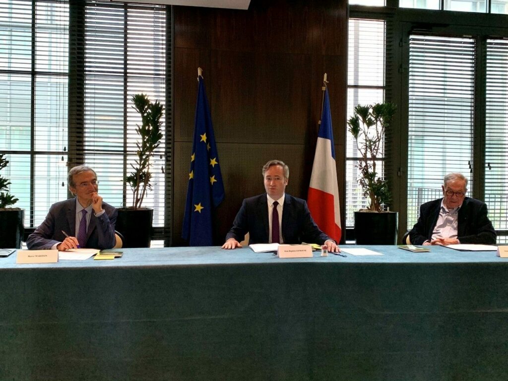 Jean-Baptiste Lemoyne, au centre de la photo, avait assisté en juin dernier à la présentation de la 22e édition du Guide "Les 100 plus beaux détours de France", ouvrage très apprécié des camping-caristes.