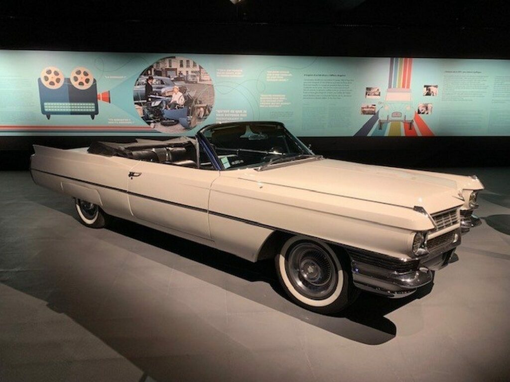 La Cadillac, actrice principale du film Le Corniaud, conduite par Bourvil et suivie de près par De Funès sous les traits du brigand Saroyan.
