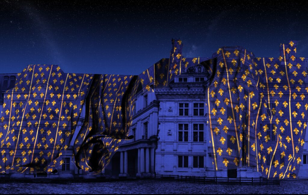 Le château de Blois sous un rideau de fleurs de lys