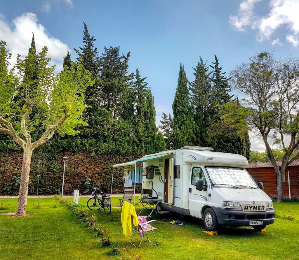 Le joli terrain de Porte des Alpille reçoit les camping-car sur de belles parcelles.