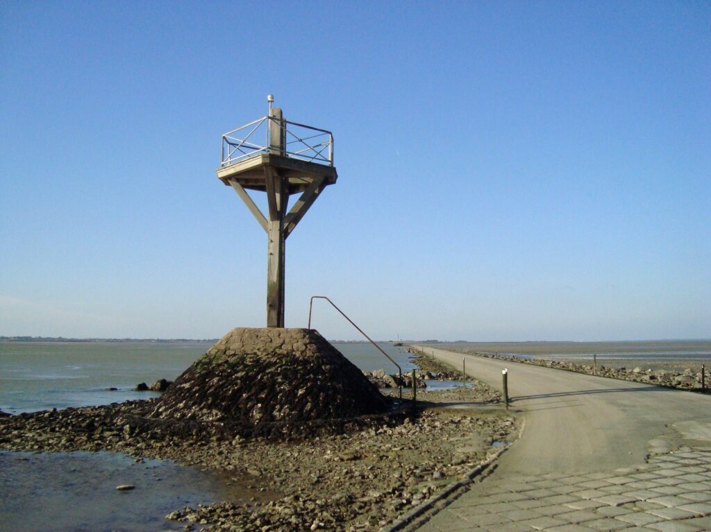 Le passage du Gois se franchit uniquement à marée basse.