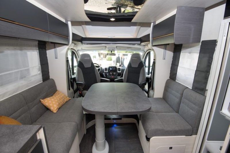 Le salon face-face du Challenger 338