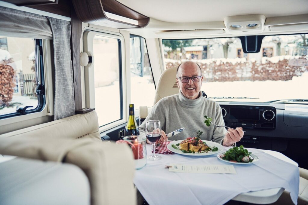 Martin Brandt, PDG d’Erwin Hymer Group déjeunant au restaurant en camping-car.