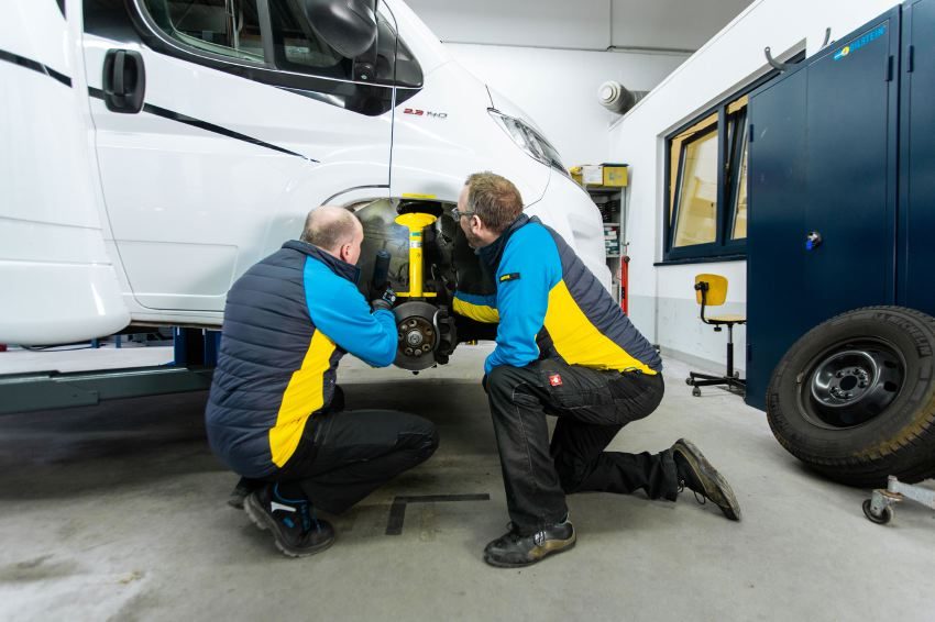 Montage d'un amortisseur Bilstein B6 Camper sur une jambe avant McPherson
