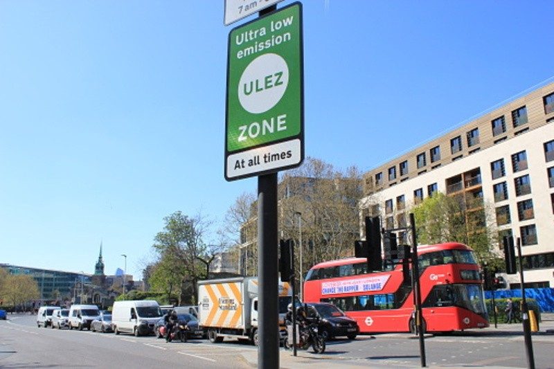 Panneau ULEZ dans la banlieue proche de Londres