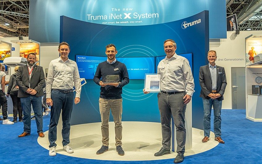Remise du prix "LUPO" à la marque Truma lors du Caravan Salon 2021 de Düsseldorf, en présence de (de g. à dr.) : Matthias Euch, membre du comité de direction du DCHV, Markus Heringer, directeur commercial de Truma Gerätetechnik, Alexander Wottrich, CEO du