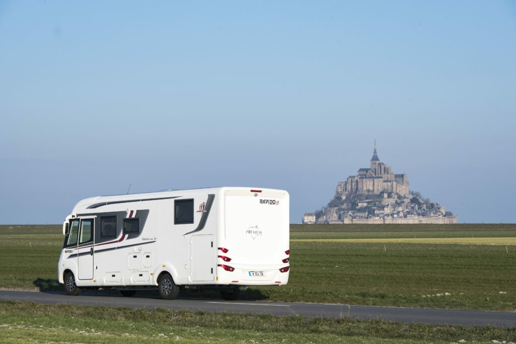 Stationner aux abord du Mont Saint-Michel devrait bientôt coûter moins cher.