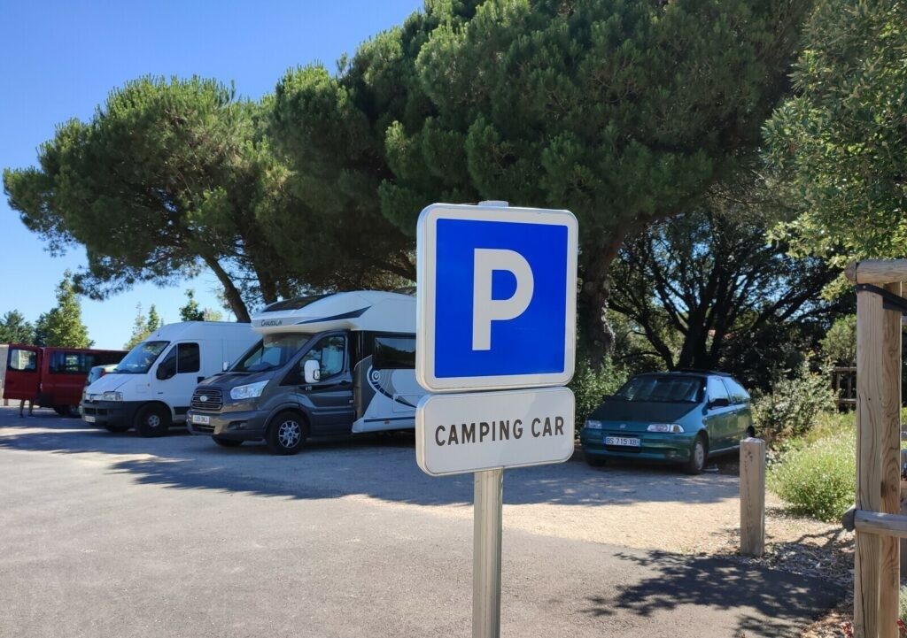 Sur ce parking pour camping-cars de La Flotte-en-Ré, le stationnement est autorisé mais tout déballage est prohibé.