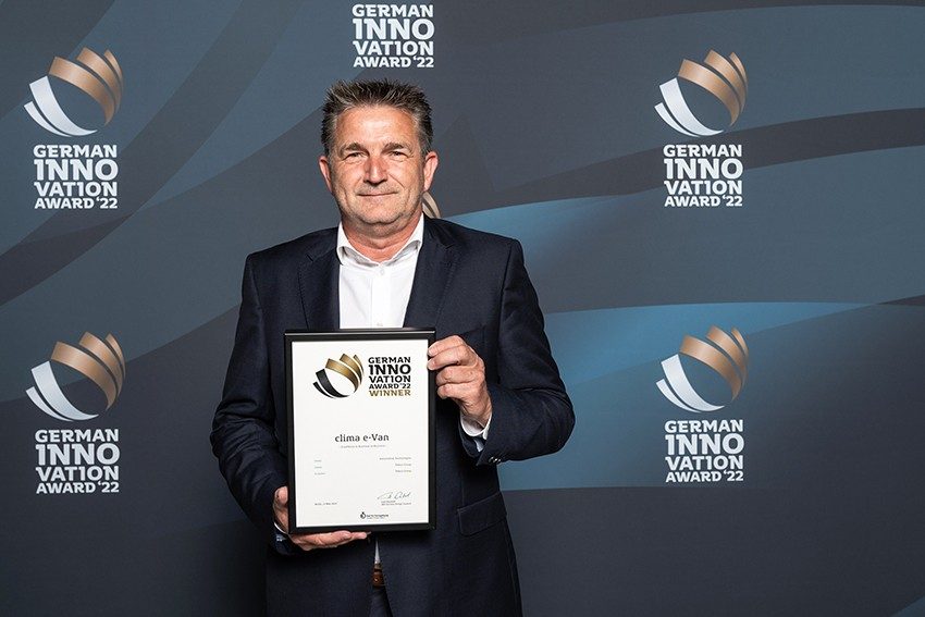Teleco remporte le German Innovation Award 2022 pour son climatiseur de toit e-Van dont le prix a été remis à Uwe Zimmer, agent de la marque en Allemagne.