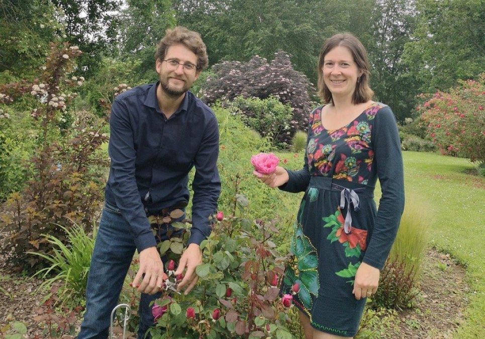 Guillaume et Floriane, propriétaires de la roseraie, vous accueillent de mai à novembre pour vous présenter leurs roses...