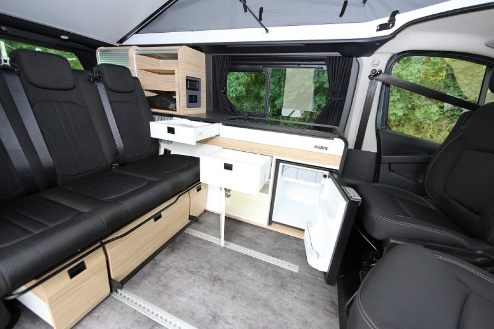 Les vans Pilote profitent d'un nouveau réfrigérateur et d'une banquette coulissante inédite, plus pratique.