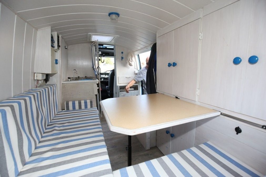 Aménager son véhicule ancien, ici une Estafette, rend impossible le passage en carte grise collection.