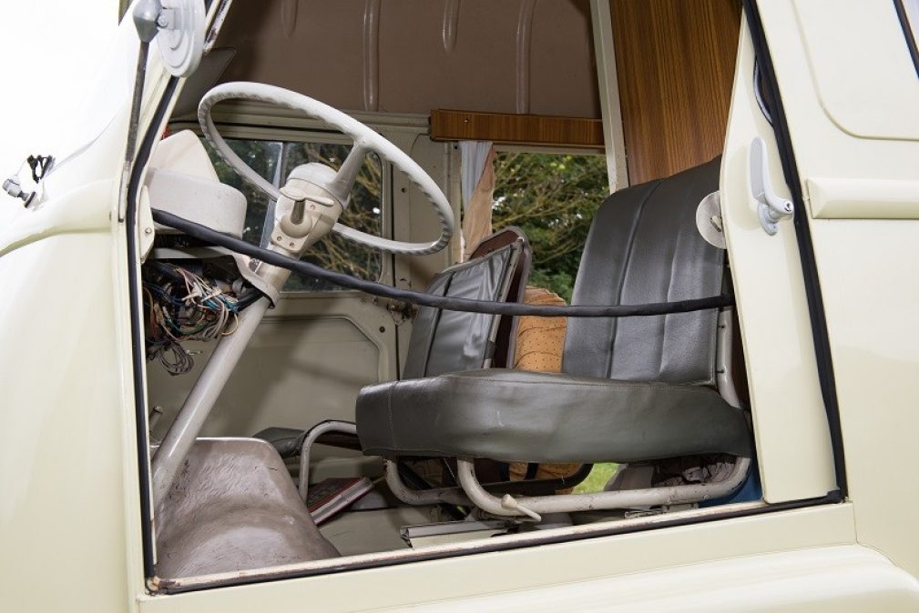 Pas de ceinture de sécurité dans ce van de 1968.