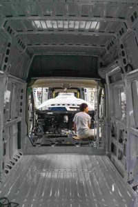 Une carcasse de fourgon. 