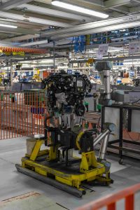 Un moteur avant son installation. 14 motorisations différentes sont référencées au sein de l’usine. 