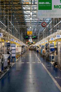 La chaîne de production mesure 15 km de long.