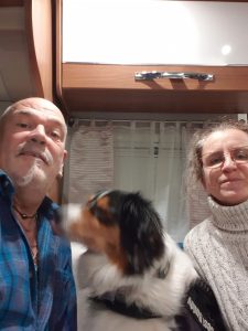 Dans la Somme, Christophe et sa compagne affront le froid.