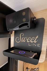 L'enceinte Bluetooth et le chargeur à induction.