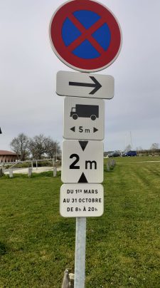 Panneau stationnement interdit sur la pelouse