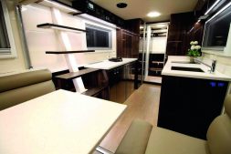 Coin salon et cuisine du SLRV Commander 8x8