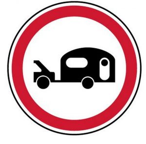 Ce panneau est homologué. Il fait référence à l'interdiction de stationner d'une voiture tractant une caravane ou une remorque de plus de 250 kg.