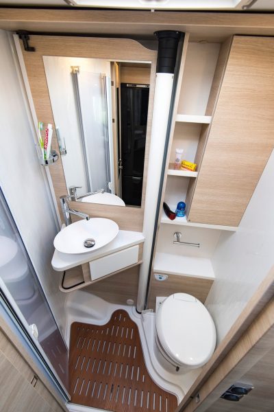 La salle d'eau opte pour système Duo'Space. Une paroi pivotante permet de passer de cabinet de toilette à cabine de douche.