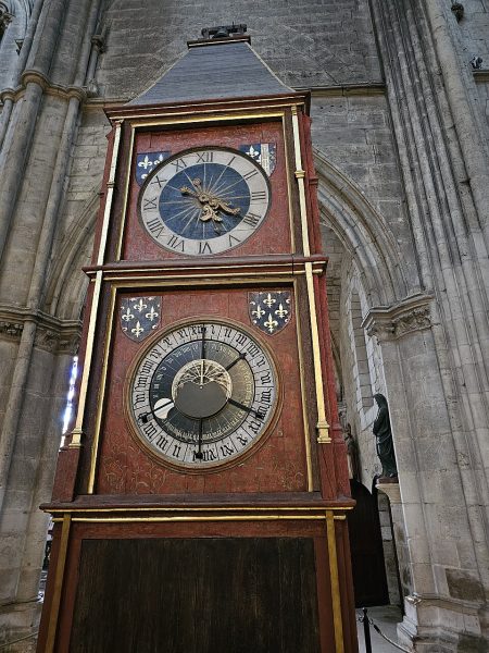 Près de l'entrée principale de la cathédrale Saint-Etienne de Bourges