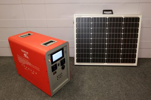 Centrale d'énergie EZA COMB-E1500 raccordée avec panneau solaire pliable