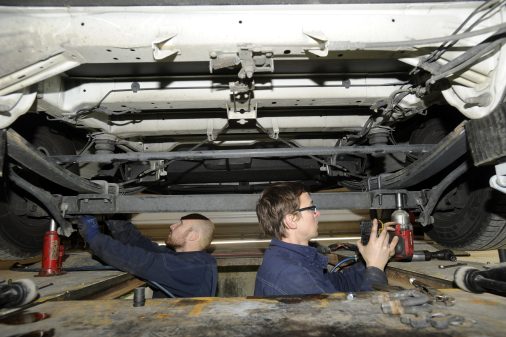 L'équipe JSA Suspensions monte un kit Lam'Eco sur un profilé.