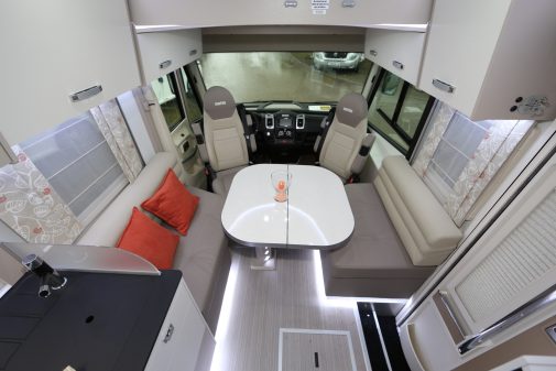 Salon avec banquettes en face à face du Notin Rubi CF