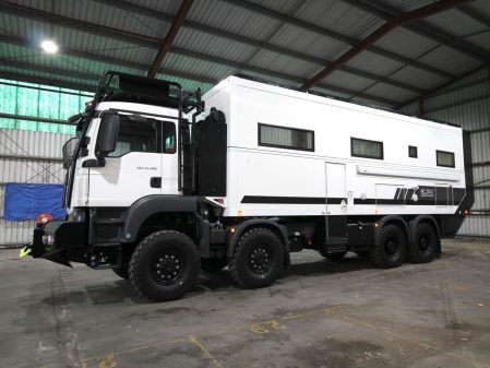 SLRV Commander 8x8 avec son étage supérieur rentré