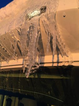 Par près de -12°C, la glace reste accrochée à la carrosserie