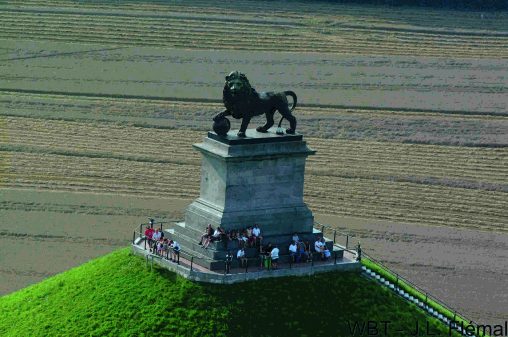 Au sommet de la butte de Waterloo, le lion veille sur l'ancien champ de bataille. (c) J.L. Flemal