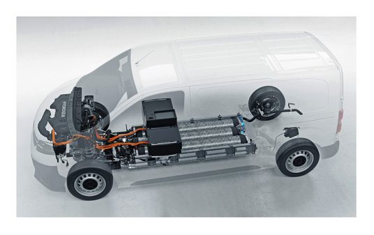 Implantation technique de l'Opel Vivaro-e Hydrogen avec sa batterie lithium, sa pile à combustible et ses réservoirs d'hydrogène.