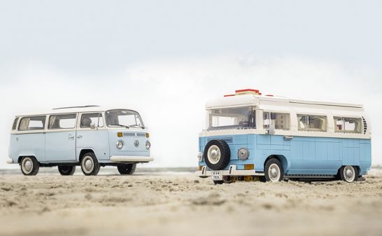 Volkswagen T2 Camper Van et sa fidèle reproduction miniature en Lego
