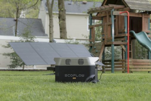 Station d'énergie EcoFlow Delta Pro rechargée par des panneaux solaires