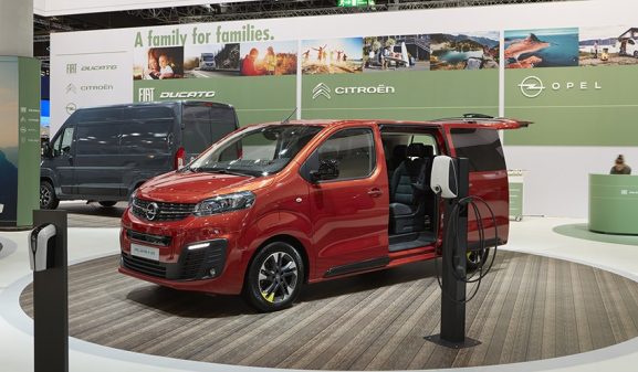 Opel E-Zafira Life sur le stand Stellantis au Caravan Salon 2022