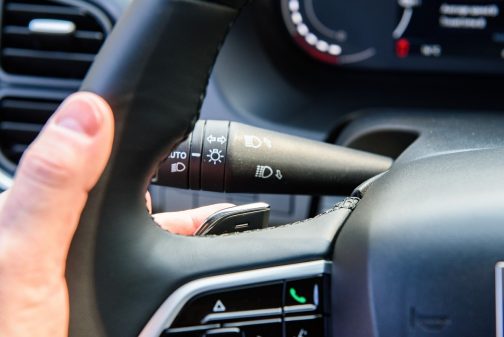 Voilà comment on freine sur le nouveau Fiat Ducato électrique : grâce à ces palettes, qui permettent de sélectionner le niveau de régénération sur les phases de freinage. Photo : Eric Montgobert.