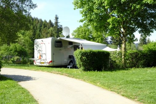 Nos amis européen, comme ici ce couple de camping-cariste néerlandais, sont très friands de nos campings et de leurs emplacements nus. Photo : Valentin Roussel