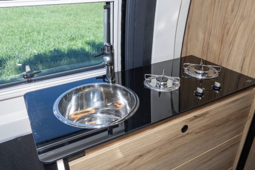 Toutes les cuisines adoptent un élégant revêtement en verre.