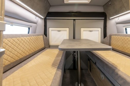 Le Dyonisus propose un convivial salon à l'arrière.