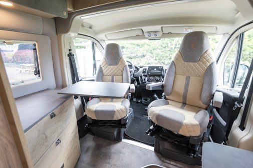 Pas de banquette à l'avant, mais une table rotative plutôt pensée comme bureau.