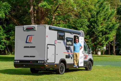 Le nouveau logo sur la face arrière d'un profilé.